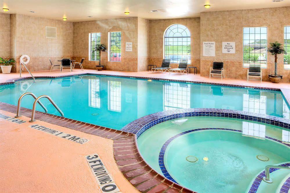 Holiday Inn Express And Suites Granbury By Ihg Bagian luar foto